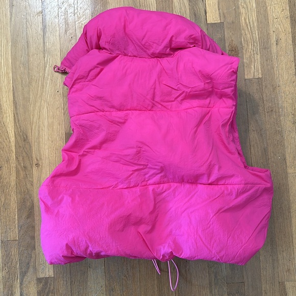 *last chance* Amazon | Women’s cropped, puffer, hot pink vest - Picture 10 of 16